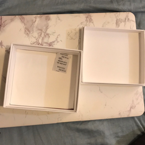 100% Authentic Celine Trifold Grained Wallet - Picture 12 of 14